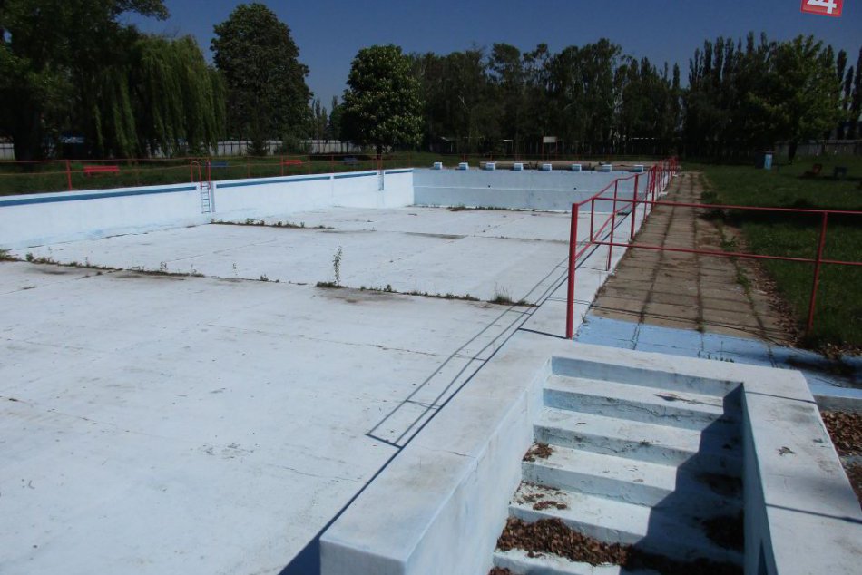 Ilustračný obrázok k článku ZÁBERY, ktoré nepotešia: TAKTO vyzerajú bazény Mestského kúpaliska v Moravciach