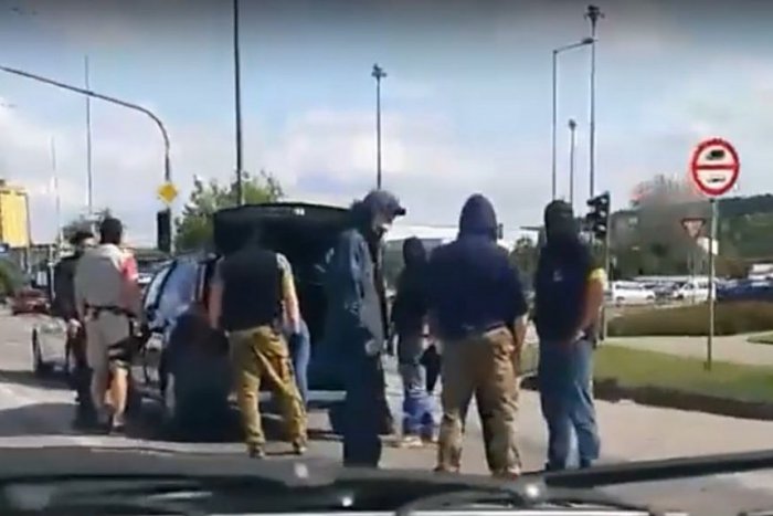 Ilustračný obrázok k článku VIDEO: Zásah kukláčov pred nákupným centrom v Nitre, v aute hľadali drogy