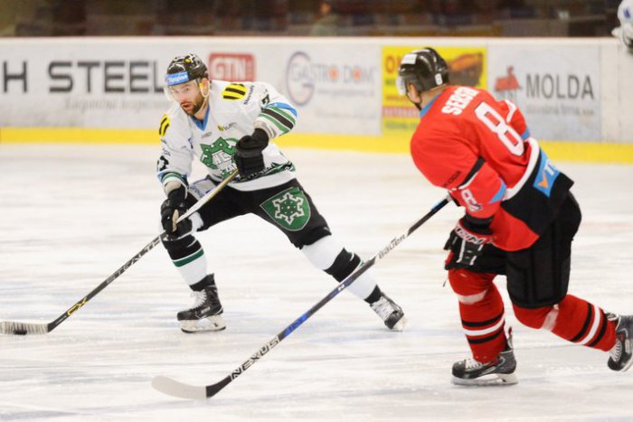 Ilustračný obrázok k článku Nové Zámky predĺžili zmluvy s dvoma útočníkmi, odchádzajú obranca a brankár