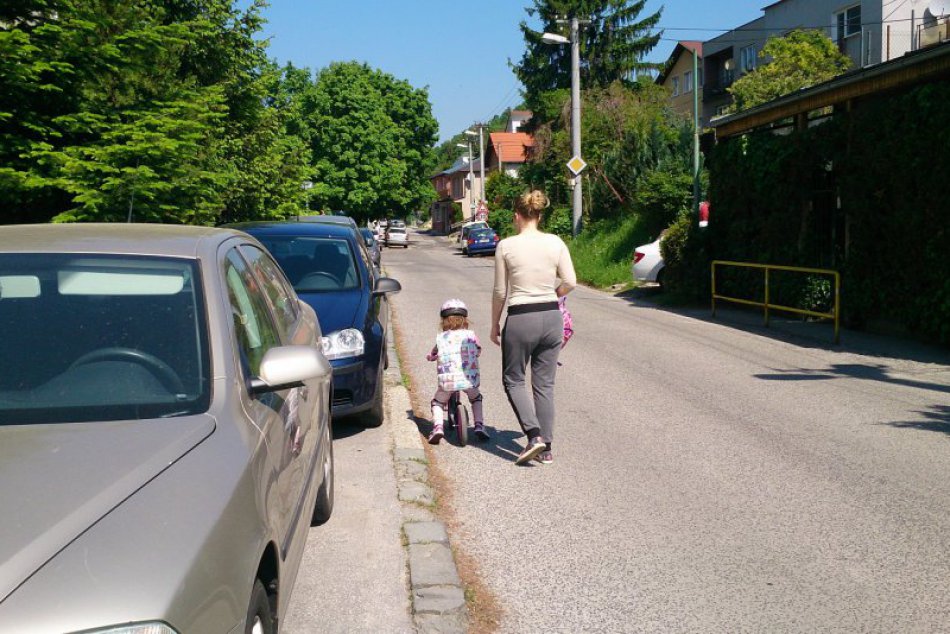 Ilustračný obrázok k článku Bratislavské pasce: Keď sa na chodníkoch parkuje a mamička tlačí kočík po vozovke II.