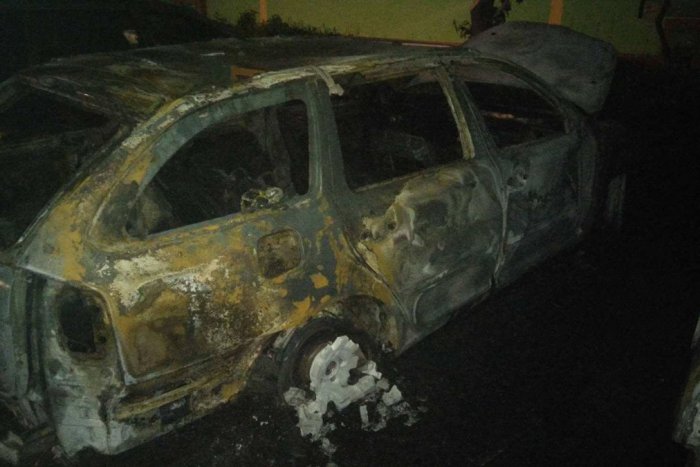 Ilustračný obrázok k článku FOTO z miesta udalosti: V Plešivci horeli autá