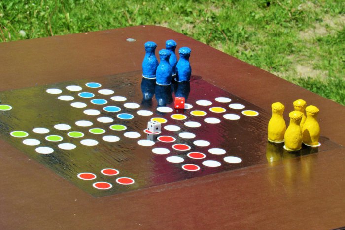 Ilustračný obrázok k článku Novinka na Sekčove a to pre každého: Zahrať si na stole môžete človeče či šach, FOTO