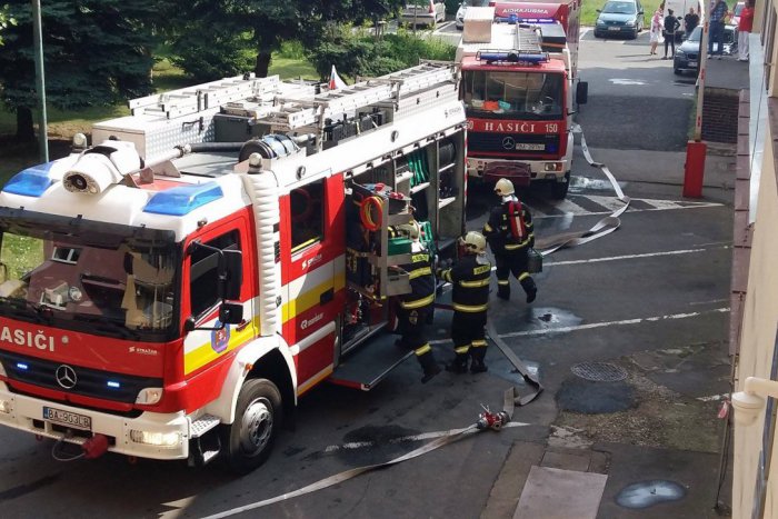 Ilustračný obrázok k článku FOTO: V Dome tretieho veku zasahujú tri hasičské autá s evakuačným autobusom