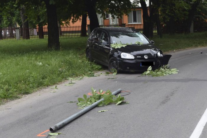 Ilustračný obrázok k článku Opitý šofér skončil s autom v stĺpe: Policajti mu namerali takmer 3 promile!
