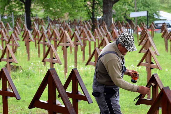 Ilustračný obrázok k článku Obdivuhodná aktivita dobrovoľníkov: Na vojnovom cintoríne natreli stovky krížov