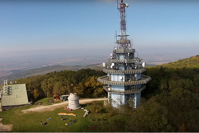 Ilustračný obrázok k článku VIDEO: Pekné zábery zachytené dronom ponad Pyramídu a Zobor