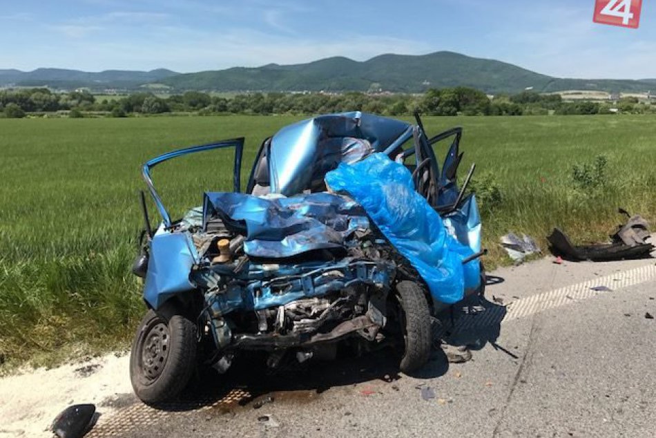 Ilustračný obrázok k článku Došlo k tragickej nehode: Osobné auto sa čelne zrazilo s kamiónom