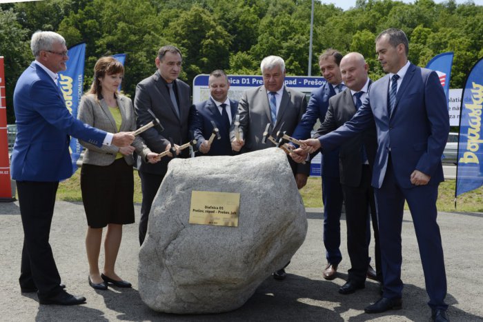 Ilustračný obrázok k článku Minister poklopal kameň: Symbolicky odštartovala výstavba obchvatu Prešova