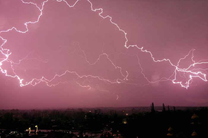 Ilustračný obrázok k článku Bleskové divadlo: Stred Európy zasiahla v noci tohtoročná najsilnejšia vlna búrok