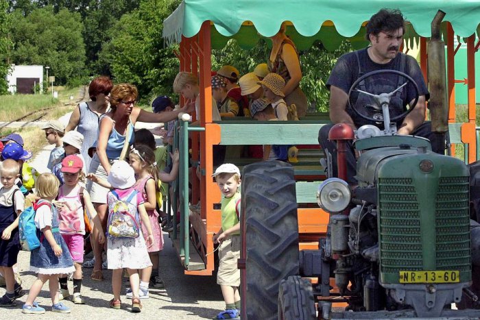 Ilustračný obrázok k článku Veľkonočné prechádzky v poľnohospodárskom múzeu: Deti povozí traktorbus