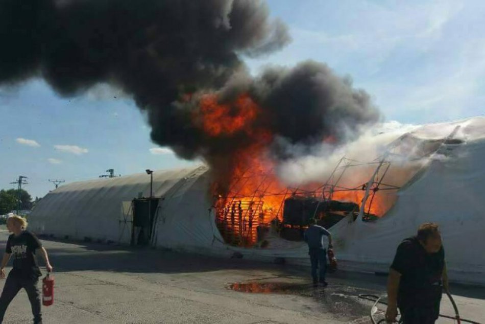 Ilustračný obrázok k článku Dym z požiaru v Šuranoch bolo vidieť aj Zámkoch: Zasahovali hasiči z troch miest, FOTO