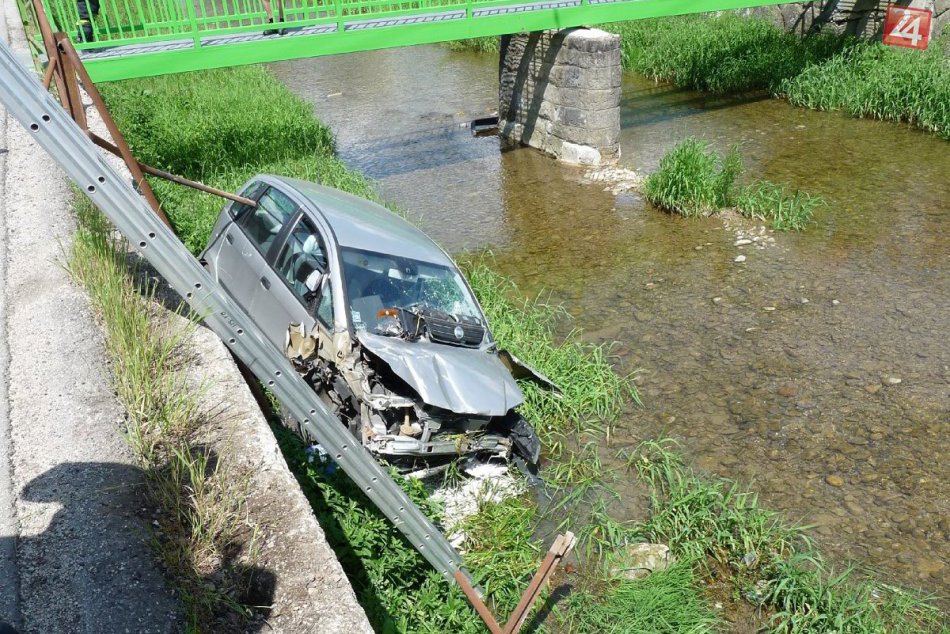 Ilustračný obrázok k článku Vodič (75) prerazil zábradlie a spadol s autom do potoka: FOTO z miesta nehody