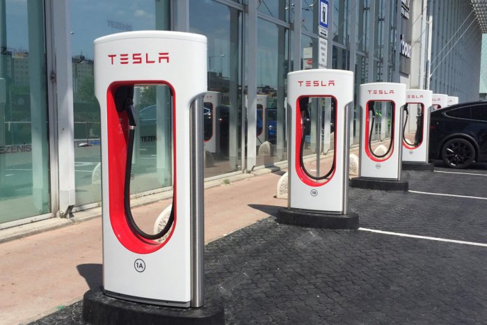 Ilustračný obrázok k článku Pred petržalským nákupným centrom vyrástla Tesla Supercharger + VIDEO