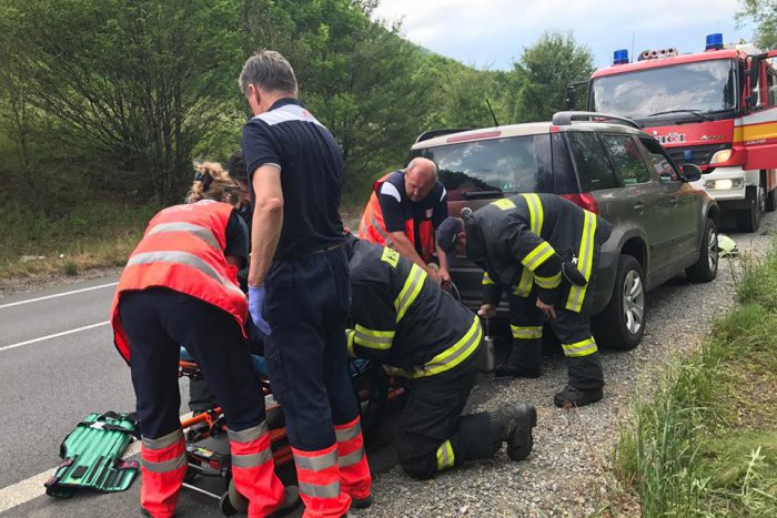 Ilustračný obrázok k článku Auto zišlo z cesty priamo medzi stromy: Hasiči sa museli k vraku prepíliť, FOTO