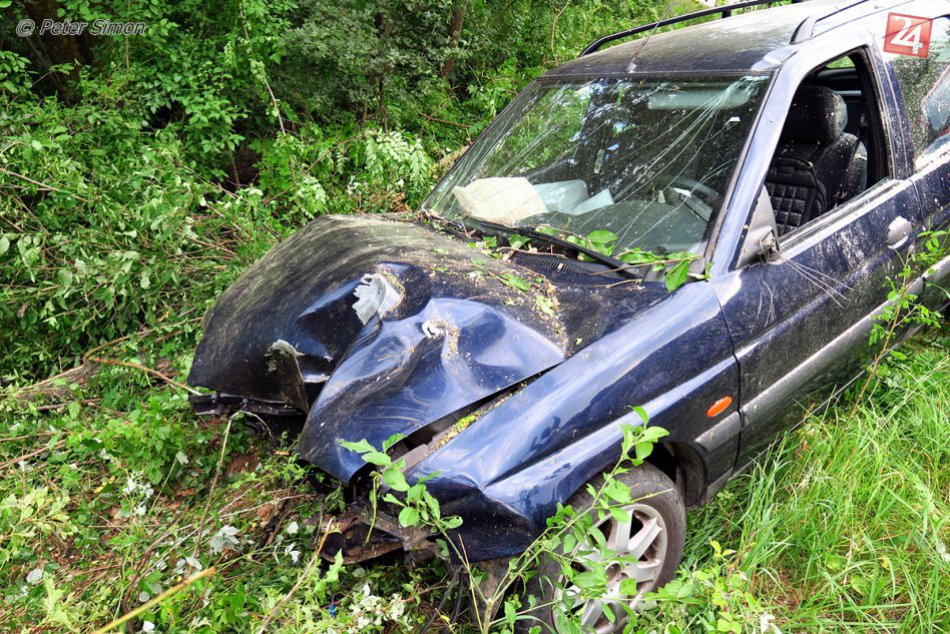 Ilustračný obrázok k článku Pri Bystrici skončilo auto mimo cesty. Na mieste zranená osoba