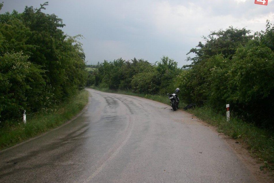 Ilustračný obrázok k článku FOTO Z MIESTA: Neďaleko Hlohovca došlo k nehode motorkára (32)!