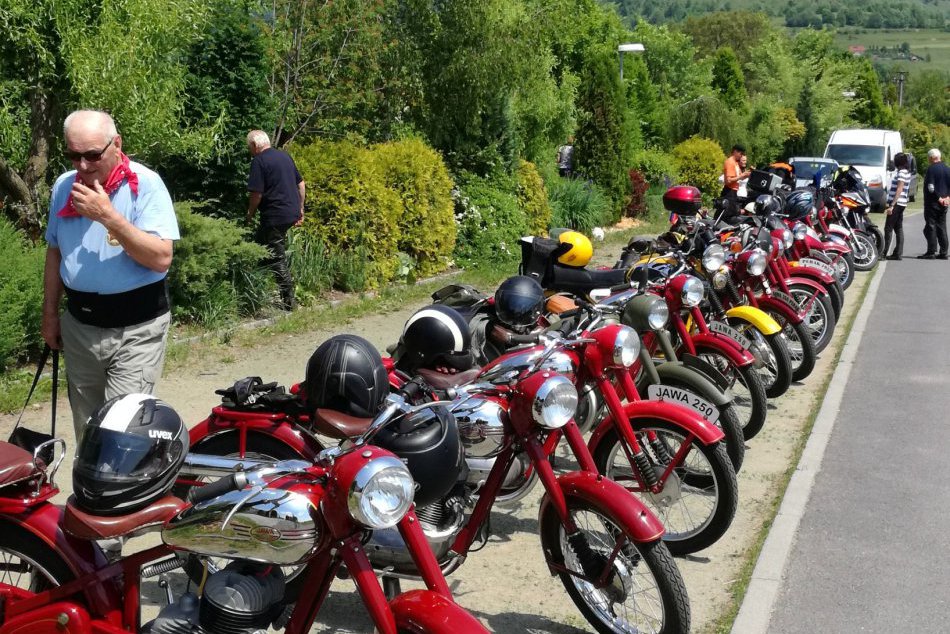 Ilustračný obrázok k článku FOTO: Lahôdka pre milovníkov retra. Horehroním prešli historické motocykle