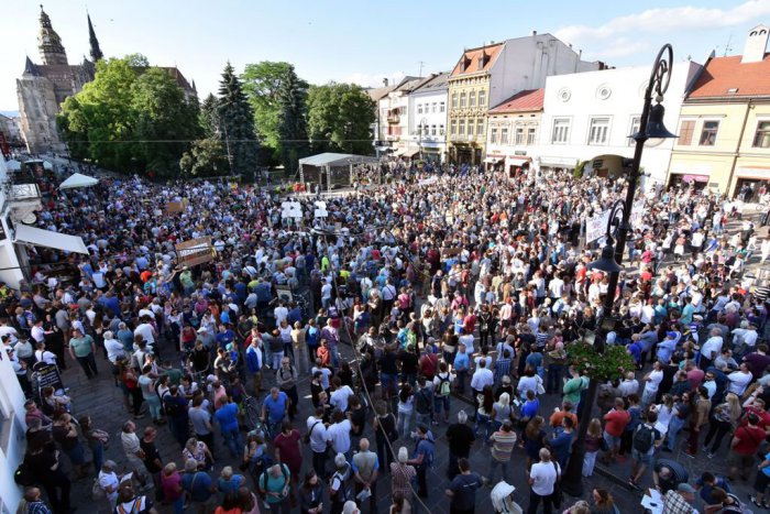 Ilustračný obrázok k článku Protikorupčný pochod v Košiciach: Na Hlavnej sa zišlo približne 3000 ľudí, FOTO