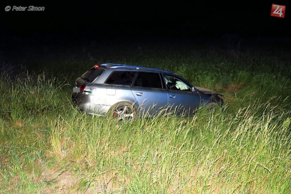 Ilustračný obrázok k článku Nehoda pri Brzotíne: Mladík (19) bez vodičáku autom preletel cez cestu a ostal v poli