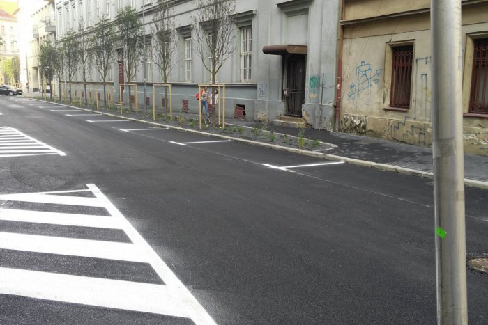 Ilustračný obrázok k článku Staré Mesto dokončilo obnovu dvoch ulíc. Palackého dostala nové stromy, chodník aj cestu