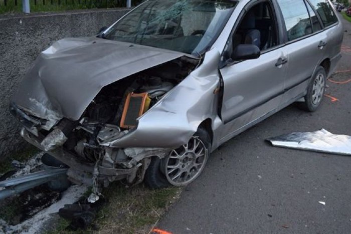 Ilustračný obrázok k článku FOTO: Pri Lučenci havaroval mladík bez vodičáku. V aute sa zranili štyri deti!