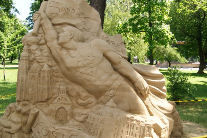 Ilustračný obrázok k článku Unikátne sochy z piesku v košickom parku: Jánošík, Superman a nielen to! FOTO