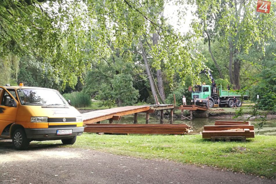 Ilustračný obrázok k článku FOTO: Lávka v nitrianskom mestskom parku sa dočkala, po vyše roku ju opravujú