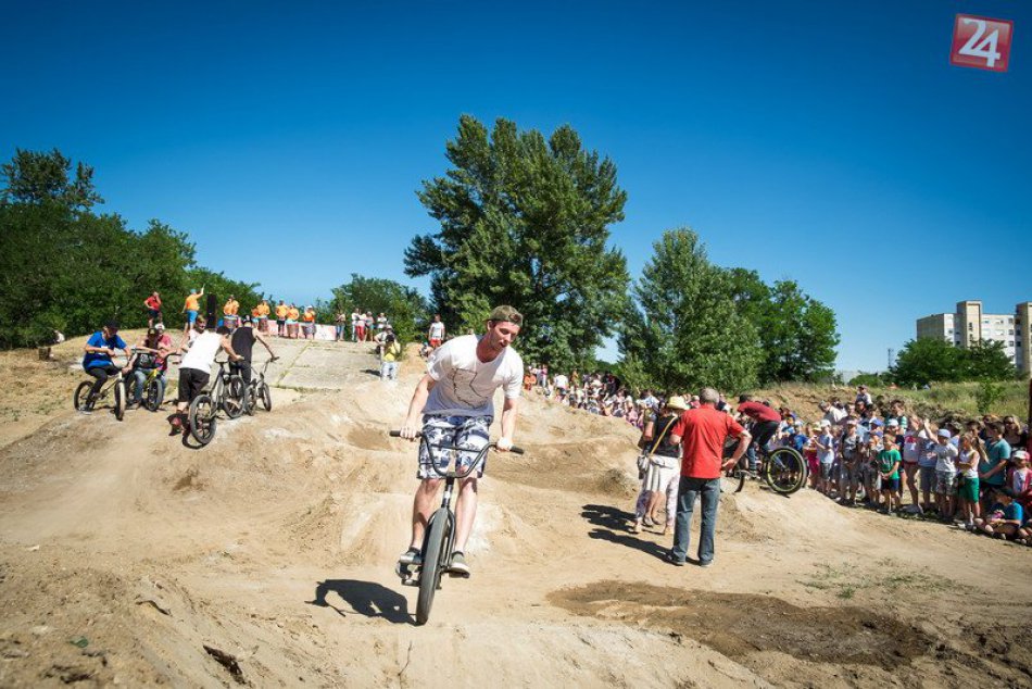 Ilustračný obrázok k článku FOTO: Vznikla nová dráha, Hurbanovčania si môžu užívať aktívny relax na sídlisku