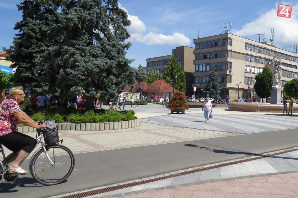 Ilustračný obrázok k článku V centre Michaloviec sa môžete kochať novinkou: Kvetinové pyramídy na námestí!