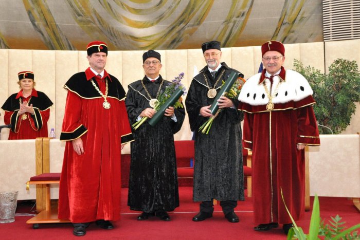 Ilustračný obrázok k článku Dve medzinárodne uznávané osobnosti si prevzali čestné doktoráty na SPU v Nitre