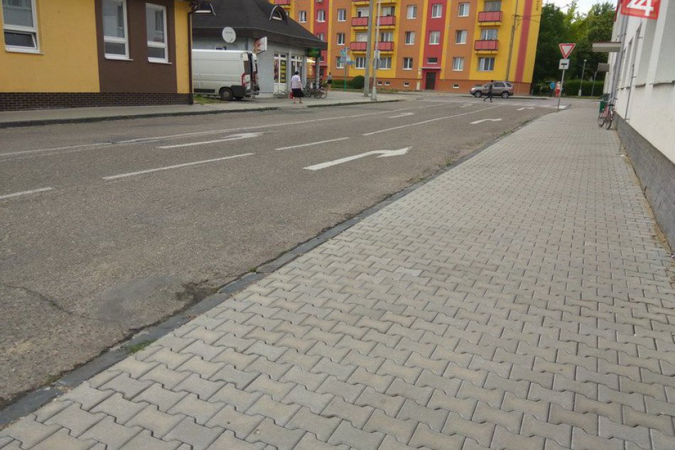 Ilustračný obrázok k článku Na opravu čakajú ďalšie novozámocké chodníky: Na TÝCHTO miestach sú už nové