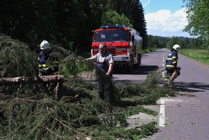 Ilustračný obrázok k článku Vietor narobil v okrese Považská šarapatu: Miesta, kde zasahovali hasiči, FOTO