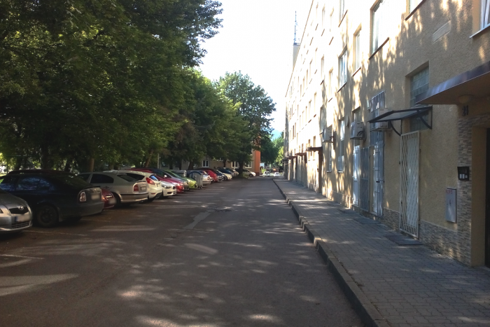 Ilustračný obrázok k článku Zmena na Duchnovičovej ulici v Humennom: Kam sa podeli pozdĺžne parkujúce autá?