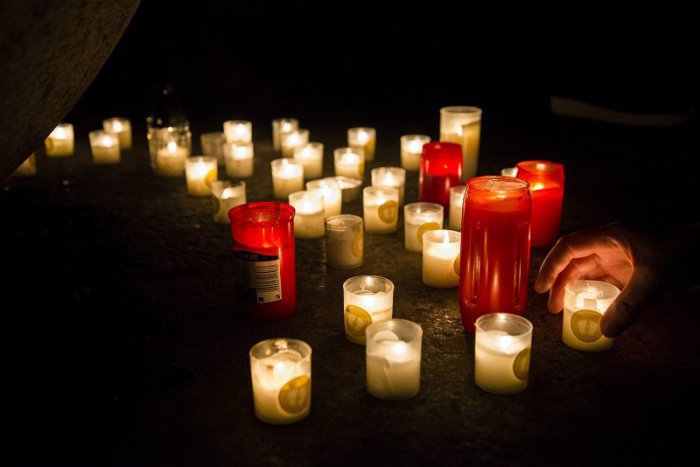 Ilustračný obrázok k článku Na cintorínoch platí do odvolania zákaz zapaľovať sviečky a kahance