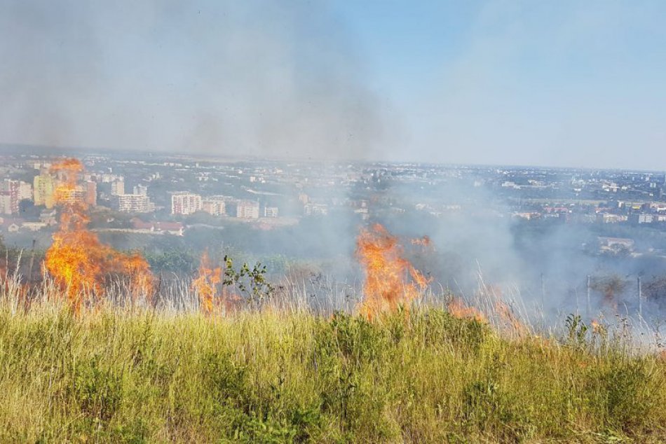 Ilustračný obrázok k článku Vo Vrakuni vypukol veľký požiar. Zasahujú aj dobrovoľní hasiči