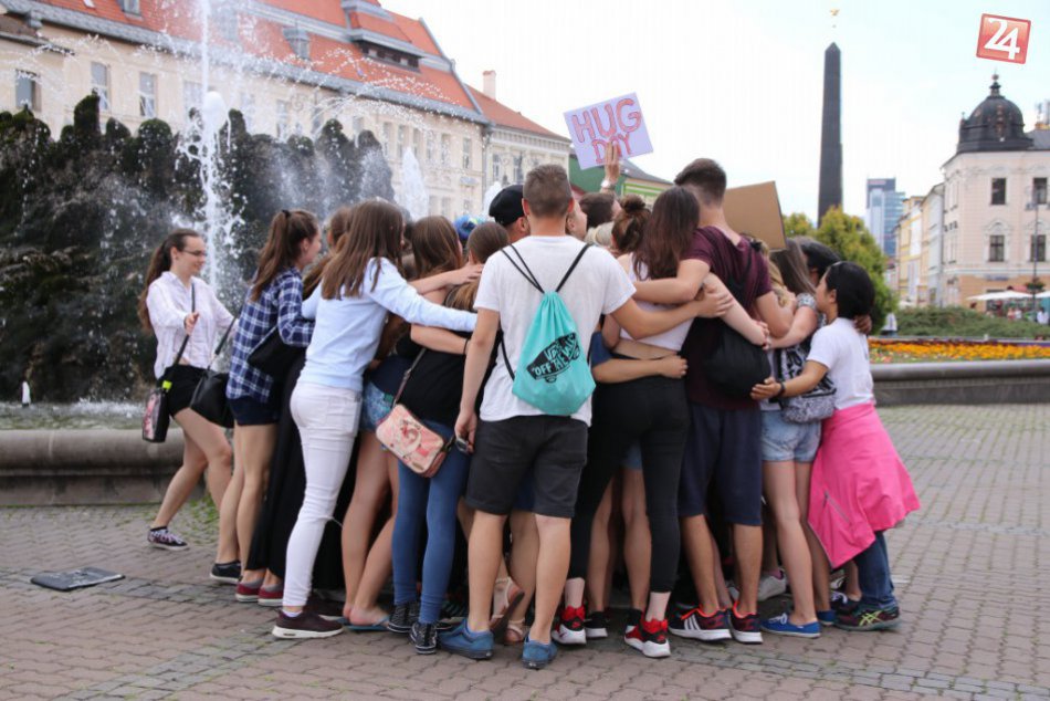 Ilustračný obrázok k článku FOTO: Bystričanov čaká deň plný radosti a úsmevov. Ulice mesta zaplavia objatia