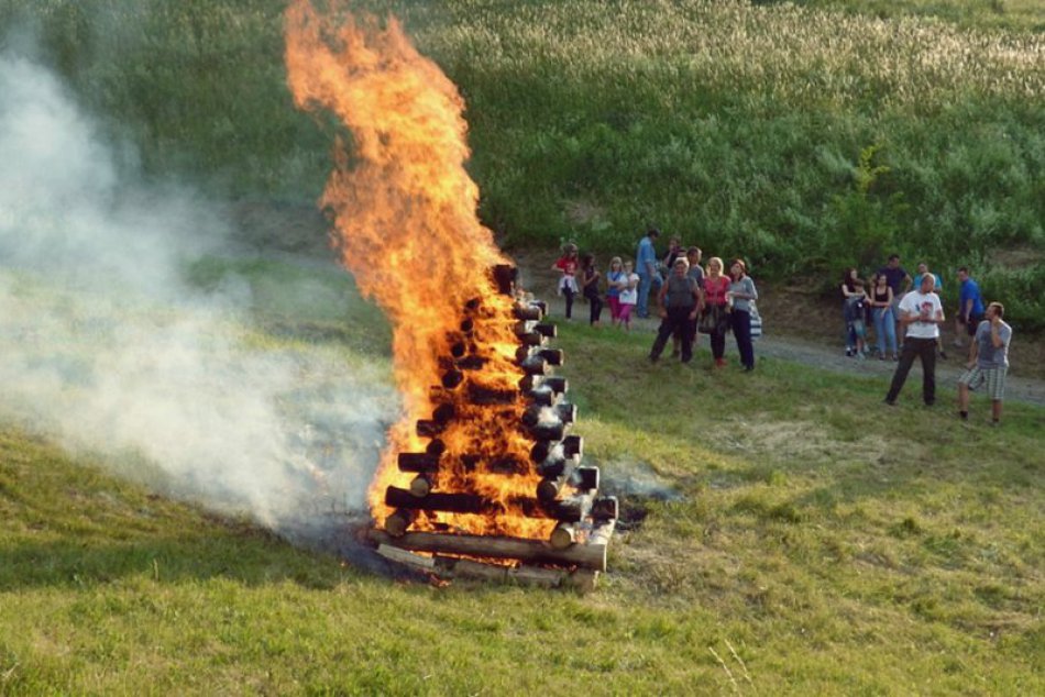 Ilustračný obrázok k článku FOTOREPORTÁŽ: Jánska vatra v Dobšinej prilákala stovky návštevníkov