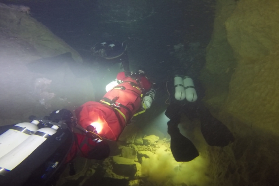 Ilustračný obrázok k článku Rožňavskí jaskyniari patria medzi špičku: Záchranársky tréning až v Jadrane, FOTO
