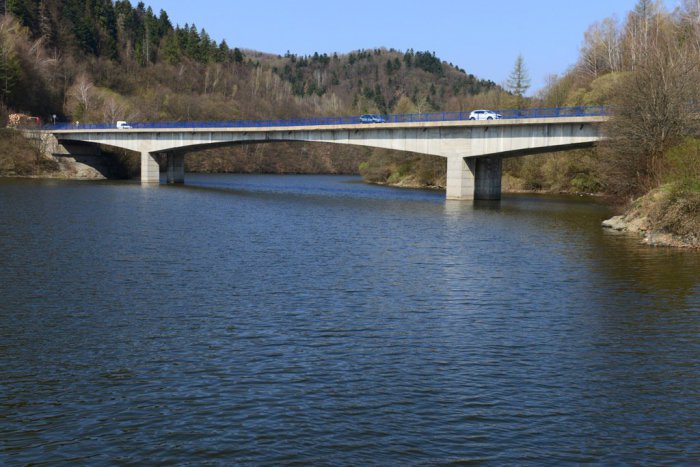 Ilustračný obrázok k článku Cyklisti i peší cez neho neprejdu: Most cez Ružín je už úplne uzavretý