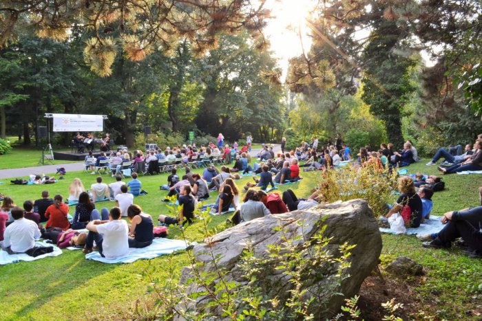 Ilustračný obrázok k článku Leto v Karlovke prinesie folkové večery, letné kino aj komorné koncerty