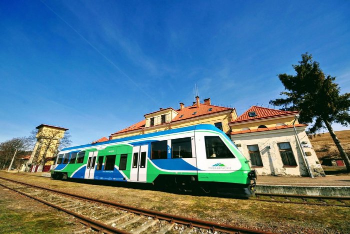 Ilustračný obrázok k článku Z Medzilaboriec do Poľska na letnom vlaku: Volajú ho Vojak Švejk, tip na malý výlet!