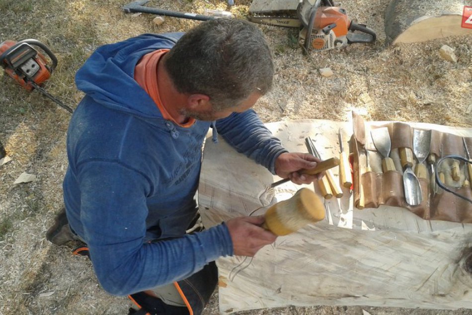 Ilustračný obrázok k článku Svoje šikovné ruky predvedú rezbári V Jáne: Stavať budú sochy drevených rytierov