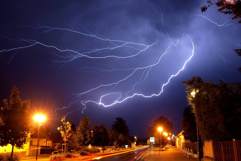 Ilustračný obrázok k článku Úchvatné FOTO nočnej búrky pri Moravciach: Ivan nacvakal zábery, ktoré berú dych