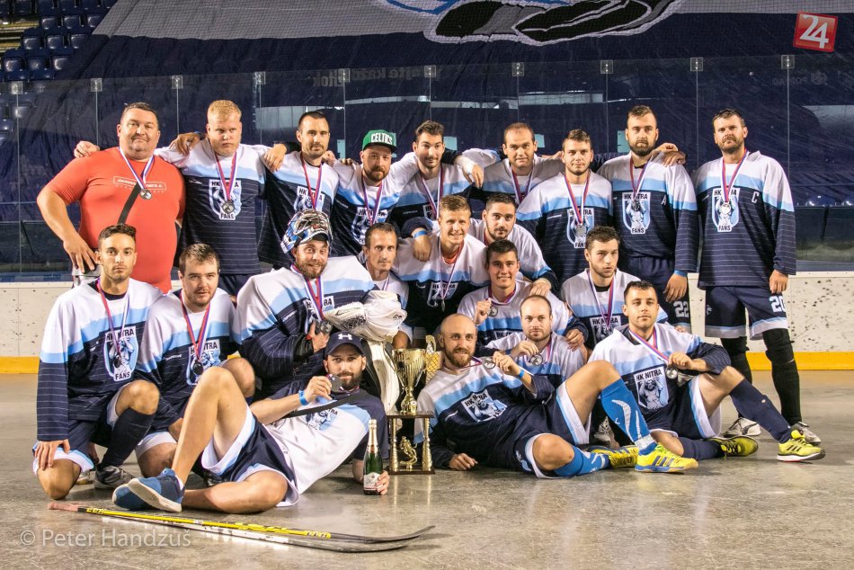 Ilustračný obrázok k článku Hokejbalový turnaj fanklubov má šampióna: Nitra na stupni víťazov, FOTO + VIDEO