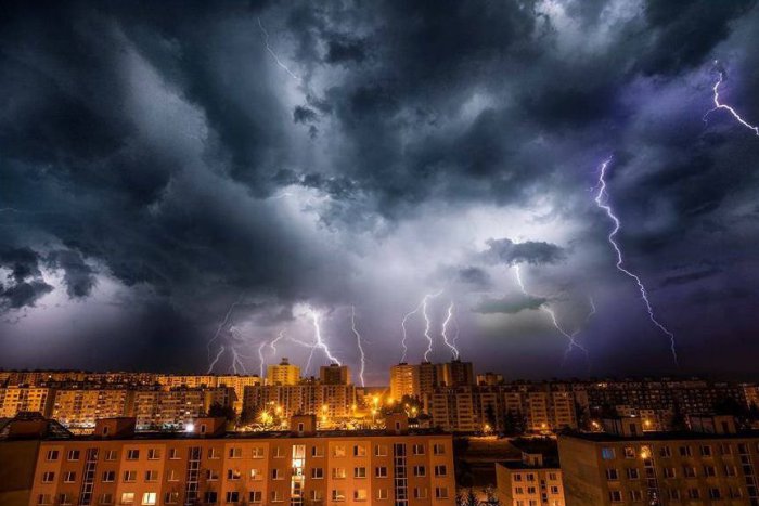 Ilustračný obrázok k článku FOTO: Úchvatné zábery Bystričana Henricha. Takto zachytil blesky nad mestom