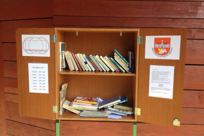 Ilustračný obrázok k článku Letné čítanie v Novom Meste: Drevená knižnička už aj v parku Gaštanica