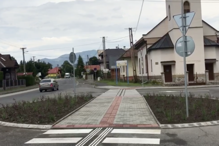 Ilustračný obrázok k článku V Ondrašovej dokončili dopravný ostrovček: Zvýšenie bezpečnosti pre chodcov! VIDEO