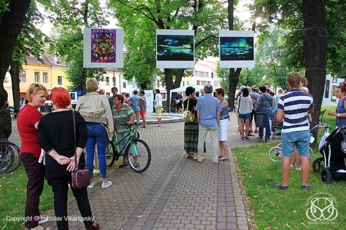 Ilustračný obrázok k článku Netradičná výstava je späť: Umením sa budeme môcť pokochať v parku na námestí