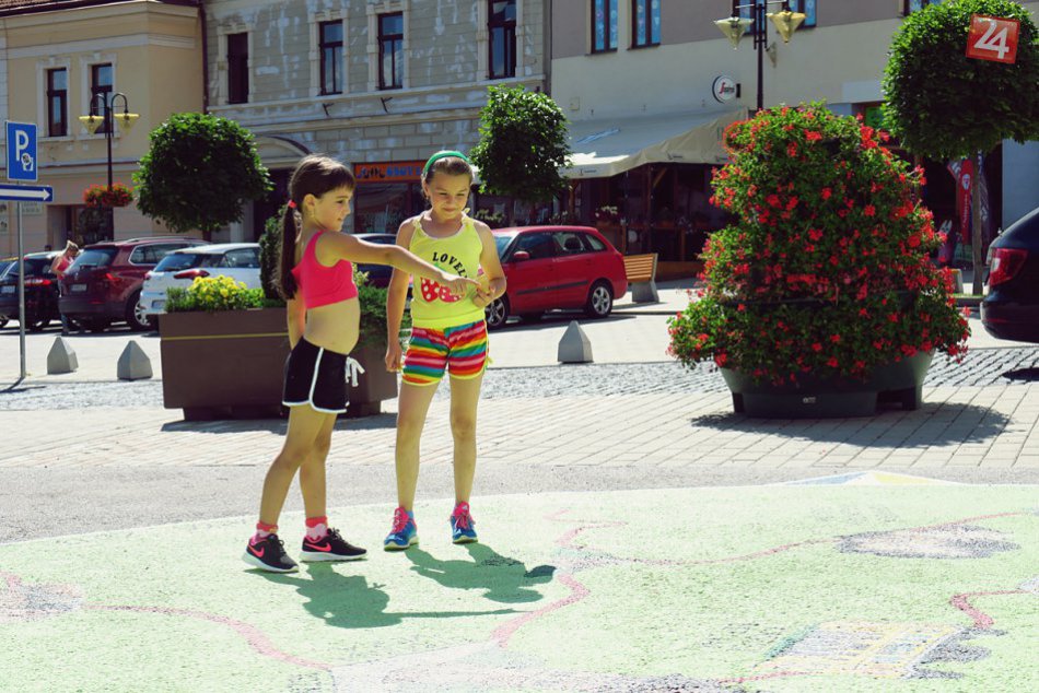 Ilustračný obrázok k článku Foto: Pomôcka pre turistov dokončená, novinku na námestí obdivujú aj deti