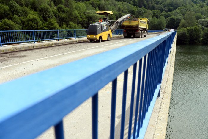 Ilustračný obrázok k článku Rekonštrukcia mosta cez Ružín: Pracuje sa v dvoch zmenách vrátane víkendov